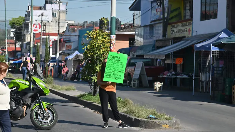 Con protesta, exigen director de planta para telesecundaria de Xalapa